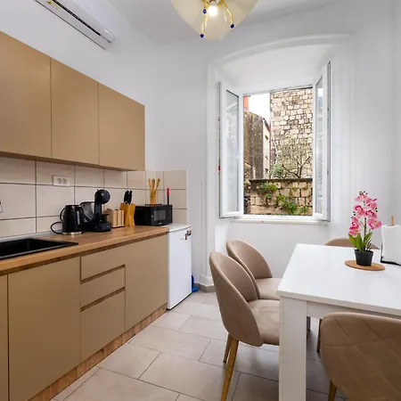 Tinel Apartment *